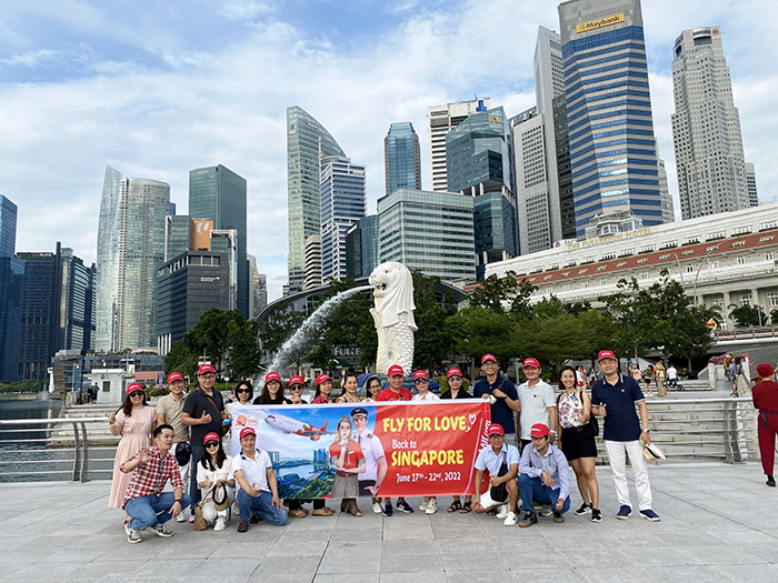 Đoàn khảo sát chụp ảnh lưu niệm tại công viên sư tử biển “Merlion Park” – biểu tượng của đất nước Singapore